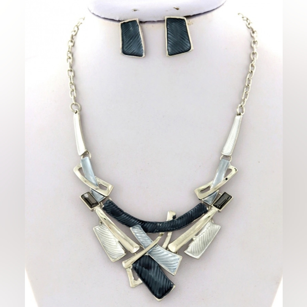 #40 Blue and silver elegant classic statement necklace set